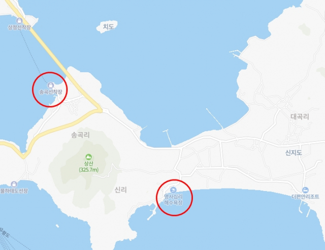 전남 완도군 신지도 명사십리해수욕장(아래 원), 송곡선착장 및 송곡항(위 원). 네이버 지도