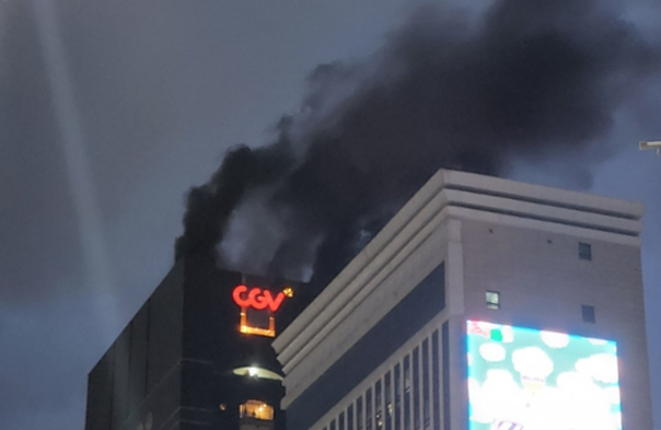 서울시 강남구 신사동 청담씨네시티CGV 옥상 화재. 독자 제공