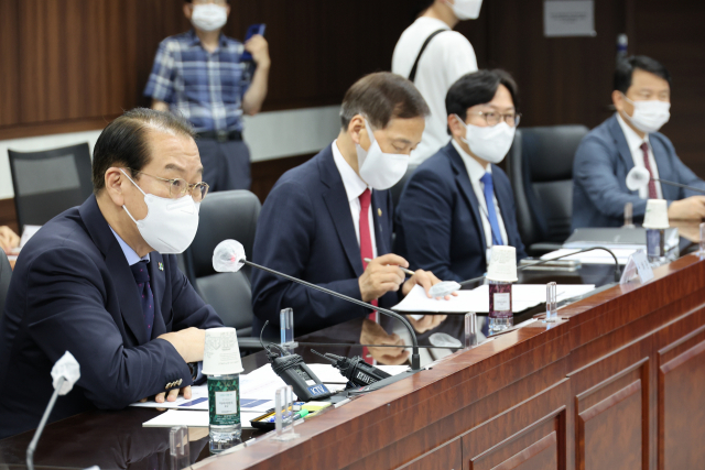 권영세 통일부 장관(왼쪽)이 28일 오후 정부서울청사 통일부를 방문한 국민의힘 