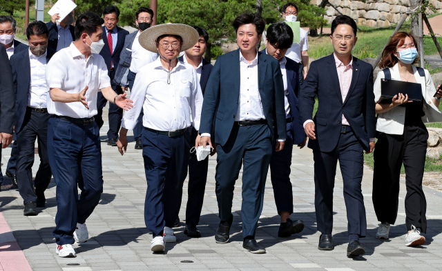 이준석 국민의힘 대표가 29일 오후 포항시 남구 연오랑세오녀테마공원을 찾아 영일만 대교 건설과 관련한 설명을 들으며 이동하고 있다.(앞줄 왼쪽 첫번째부터 이강덕 포항시장, 이철우 경상북도지사, 이준석 국민의힘 대표, 김병욱 국회의원) 김영진 기자 kyjmaeil@imaeil.com