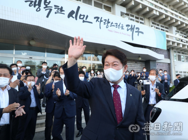 권영진 대구시장이 2022년 6월 30일 오후 시청별관에서 이임식을 마친 뒤 직원들의 배웅을 받으며 청사를 나서고 있는 모습. 정운철 기자 woon@imaeil.com