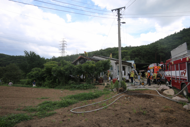 4일 오전 포항시 남구 오천읍 한 외딴 주택에서 발생한 화재를 소방대원들이 진화하고 있다. 포항남부소방서 제공.