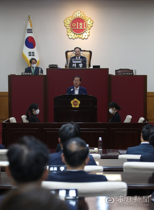 제 9대 대구시의회 개원식이 열린 4일 홍준표 대구시장이 의회 본회의장에서 개원 축사를 하고 있다. 안성완 기자 asw0727@imaeil.com