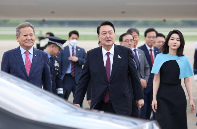 윤석열 대통령과 부인 김건희 여사가 1일 북대서양조약기구(NATO·나토) 정상회의 참석을 마치고 성남 서울공항에 도착, 영접인사들을 만난 뒤 차량으로 향하고 있다. 연합뉴스