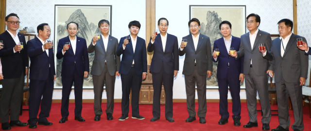 6일 오전 서울 삼청동 총리공관에서 열린 고위 당정 협의회에서 한덕수 국무총리와 국민의힘 이준석 대표 등 참석자들이 기념촬영을 하고 있다. 연합뉴스