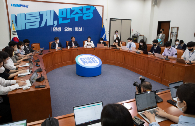 더불어민주당 우상호 비상대책위원장이 6일 국회에서 비공개 당무위원회를 마친 후 기자간담회를 하고 있다. 연합뉴스