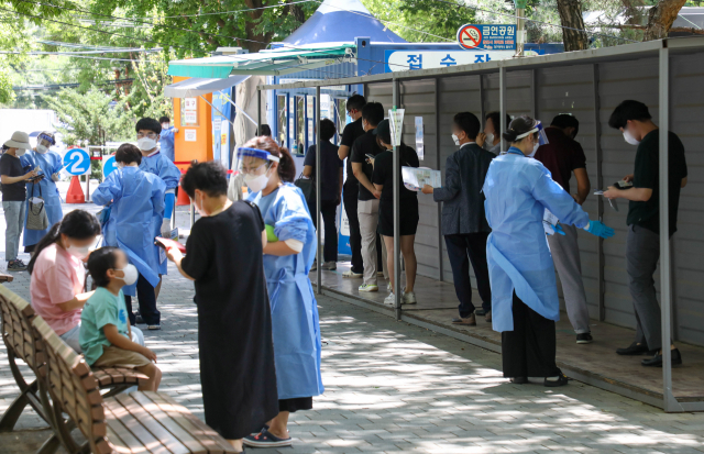 지난 7일 대구 달서구보건소 선별진료소에서 시민들이 코로나19 진단 검사를 기다리고 있다. 우태욱 기자 woo@imaeil.com