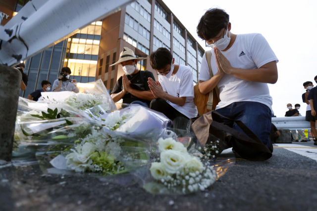 아베 신조 일본 전 총리가 총격으로 사망한 8일 오후 사고 현장인 일본 나라현 나라시 소재 야마토사이다이지역 인근 노상에서 시민들이 아베 전 총리를 추모하고 있다. 연합뉴스