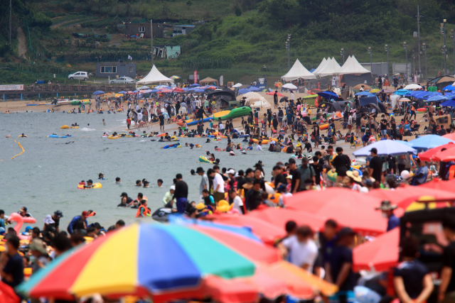 9일 개장한 속초해수욕장이 피서 인파로 붐비고 있다. 연합뉴스