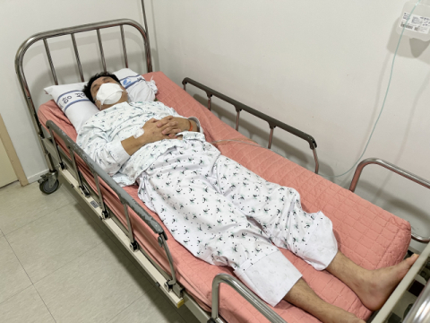 8일 척추염진단을 받은 시각장애인 장영규씨가 움직이지 못한 채 병원에서 입원치료를 받고 있다. 김세연 기자