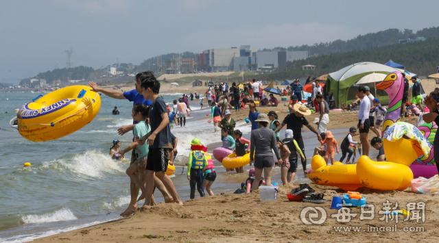 10일 오후 포항 칠포해수욕장을 찾은 피서객들이 물놀이를 즐기고 있다. 포항 지역 해수욕장이 9일 개장한 데 이어, 경주와 영덕, 울진 지역 해수욕장도 15일 개장해 다음 달 21일까지 운영된다. 우태욱 기자 woo@imaeil.com