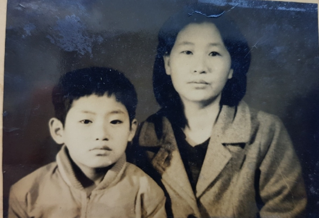 1960년대 중반 대구에서 국민학교를 다니던 김병우 씨와 어머니 백갑순 여사