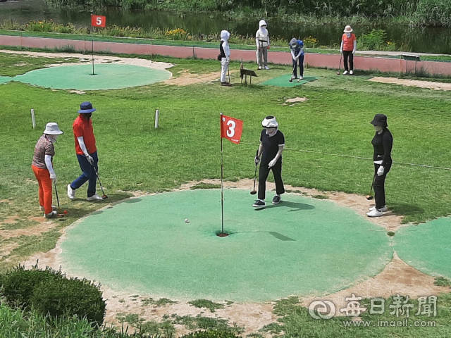 경산 남천 파크골프장에서 파크골프를 즐기는 동호인들 모습. 김진만 기자