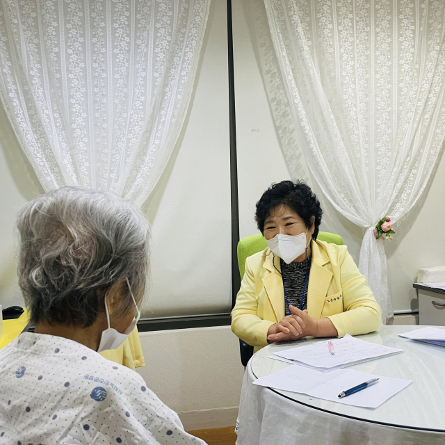 대구시지노인전문병원에서 한 어르신이 상담을 받고 있다. 대구시지노인전문병원 제공