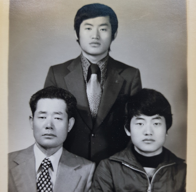 1978년 김종식(왼쪽) 씨가 두 아들 김병우(가운데), 김병학 씨와 함께 찍은 사진