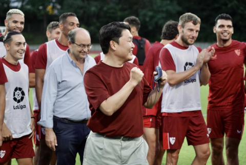 싸이가 왜 거기서…한국 온 세비야FC 훈련장 찾아 인증샷 남겨