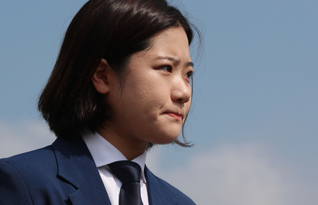 더불어민주당 박지현 전 공동비상대책위원장이 15일 국회 정문 앞에서 기자회견을 열고 차기 당대표 경선 출마 선언을 하고 있다. 연합뉴스