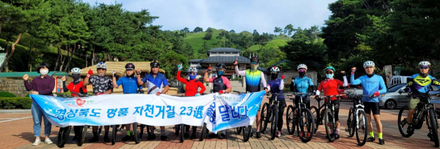 경북도 명품 자전거길 탐사팀원들이 대가야생활촌 앞에서 휴식을 취하며 포즈를 취하고 있다.