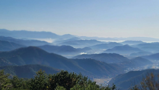 경북도 명품 자전거길 탐사팀원들이 미숭산(757m) 청금정에서 가야산 방향으로 바라본 풍경.