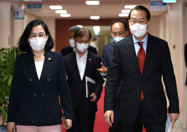 권영세 통일부 장관(오른쪽)과 김현숙 여가부 장관이 12일 정부서울청사에서 세종청사와 영상으로 연결해 열린 국무회의에 참석하고 있다. 연합뉴스