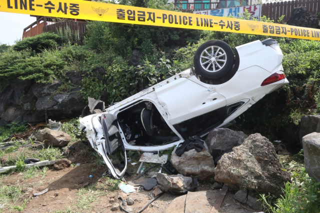 20일 오전 3시 38분쯤 제주시 애월읍 고내리 해안도로를 달리던 렌터카가 전복해 관광객 3명이 숨지고 4명이 크게 다쳤다. 연합뉴스