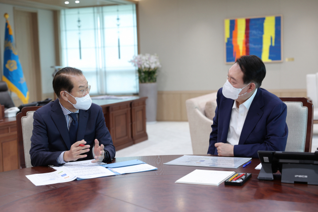 윤석열 대통령이 22일 서울 용산 대통령실 청사에서 권영세 통일부 장관으로부터 부처 업무보고를 받고 있다. 연합뉴스