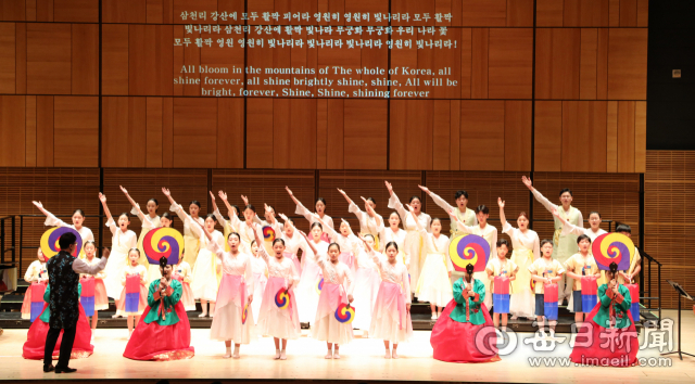 영남대학교 천마유스콰이어가 22일 오후 7시 30분(현지시각) 미국 뉴욕 카네기홀에서 합창을 하고 있다. 천마유스콰이어 제공