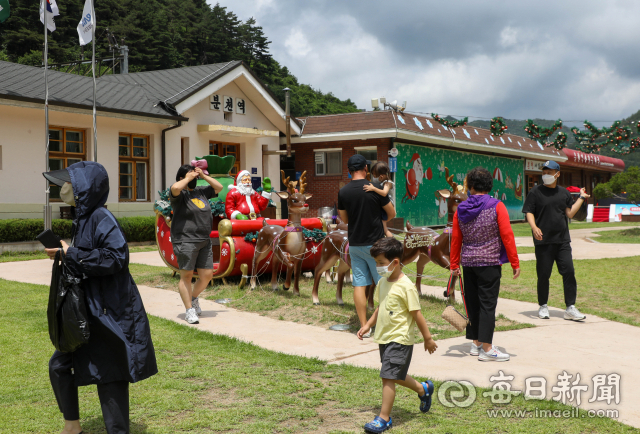 24일 봉화군 분천역에 도착한 기차에서 내린 관광객들이 산타마을을 둘러보고 있다. 코로나19 재유행 속에서도 휴가철을 맞아 경북도에서는 봉화 분천한여름축제를 시작으로 다음달 말까지 다양한 축제가 펼쳐질 예정이다. 우태욱 기자 woo@imaeil.com