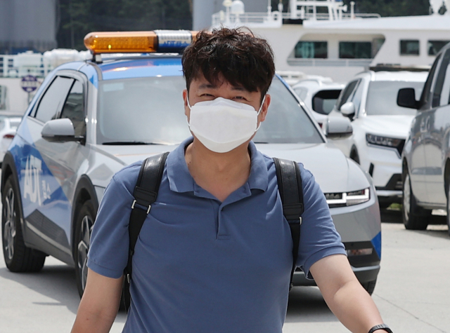 국민의힘 이준석 대표가 27일 경북 울릉군 사동항 여객터미널에서 선박 탑승을 위해 이동하고 있다. 연합뉴스