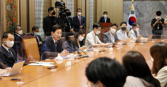김진표 국회의장이 28일 국회에서 취임 기자간담회를 하고 있다. 연합뉴스