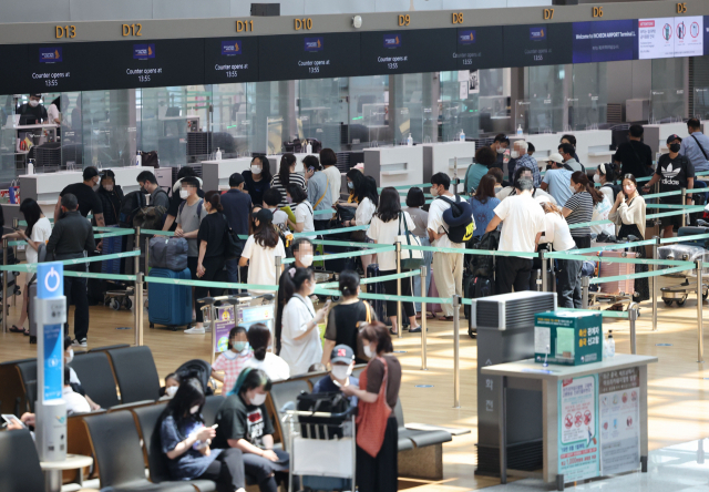 28일 오후 인천국제공항 제1터미널 출국장에서 여행객들이 출국 소속을 위해 대기하고 있다. 연합뉴스