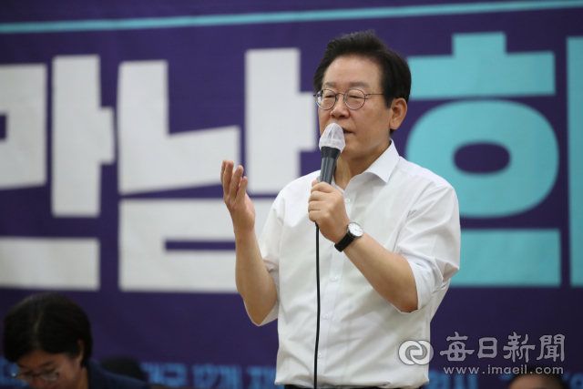 더불어민주당 대표에 출사표를 던진 이재명 의원이 31일 오전 대구 북구 엑스코에서 열린 