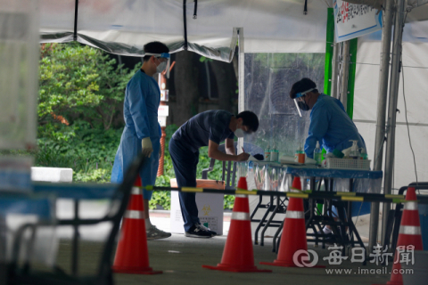 1일 오전 대구 중구 국채보상운동기념공원에서 코로나19 임시선별검사소 운영이 시작된 가운데 한 시민이 PCR 검사 접수흫 하고 있다. 우태욱 기자 woo@imaeil.com