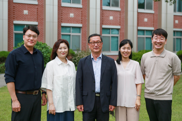 대구가톨릭대 인문도시지원사업단. 왼쪽부터 김수철 교수, 정보민 교수, 최원오 단장, 박은영 교수, 박진욱 교수. 대구가톨릭대 제공