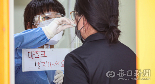 국내 코로나19 누적 확진자가 2천만 명을 돌파한 3일 오후 대구 달서구보건소 선별진료소에서 한 시민이 PCR검사를 받고 있다. 안성완 기자 asw0727@imaeil.com