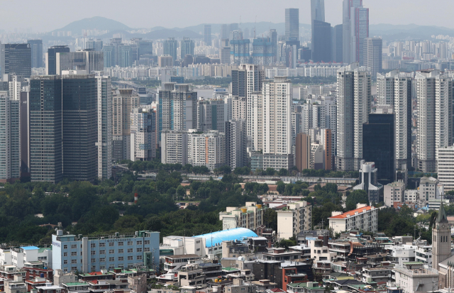 4일 서울 남산에서 바라본 아파트. 연합뉴스