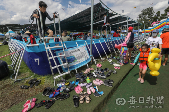 대구 낮 최고기온이 35℃까지 오른 5일 금호강 하중도 물놀이장에서 어린이들이 물놀이를 즐기고 있다. 이번 주말에도 낮 최고 기온이 37℃까지 오르는 폭염이, 밤 최저 기온이 25℃이상인 열대야가 이어질 전망이다. 우태욱 기자 woo@imaeil.com