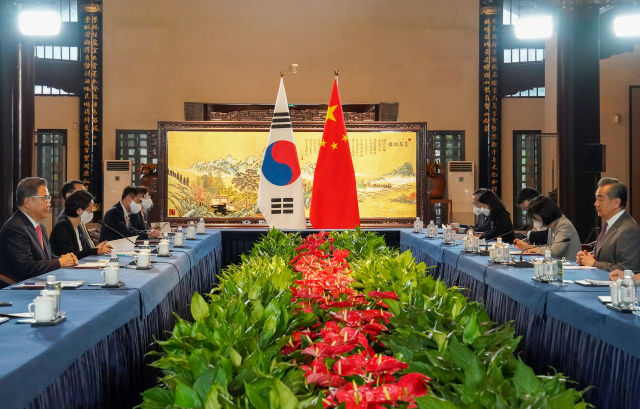 박진 외교부 장관이 9일 중국 칭다오시 지모구 지모고성군란호텔에서 왕이 중국 외교담당 국무위원 겸 외교부장과 회담을 하고 있다. 연합뉴스