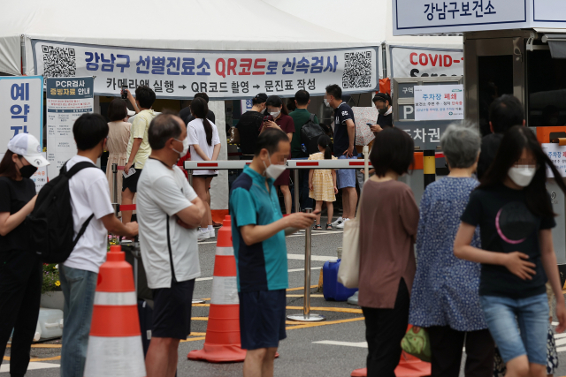 지난 7일 오전 서울 강남구보건소에 마련된 선별진료소에서 시민들이 검사를 기다리며 줄을 서고 있다. 연합뉴스