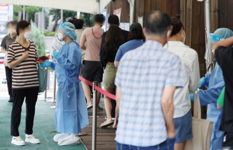 하루 정점 30만 명 전망도…17세 이하·미접종자, 전체 재감염자의 절반