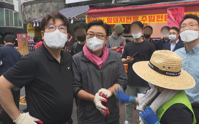 국민의힘 김성원 의원(가운데)이 11일 수해 복구 자원봉사를 위해 당 지도부와 찾은 동작구 사당동에서 권성동 원내대표, 임이자 의원 등과 대화하고 있다. 김 의원은 이 자리에서 