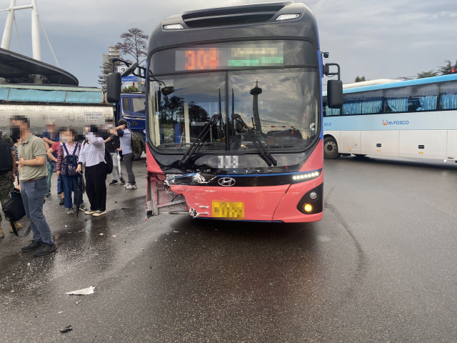 16일 오후 포항시 남구 송내동 교차로에서 발생한 시내버스, 승용차 충돌사고를 경찰과 119구조대원들이 수습하고 있다. 포항남부소방서 제공.