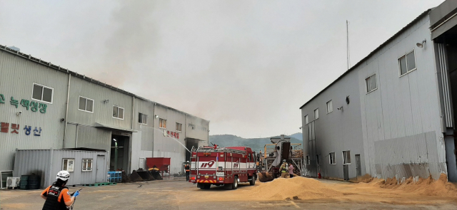 20일 오전 포항시산림조합 목재펠릿 공장에서 발생한 화재를 소방대원들이 진화하고 있다. 포항북부소방서 제공.