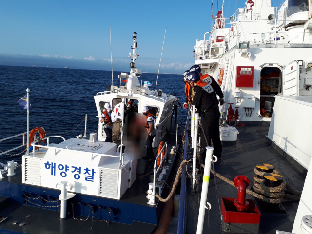 울진해경이 울릉도롤 향하던 여객선에서 발생한 응급환자를 옮기고 있다. 울진해경 제공