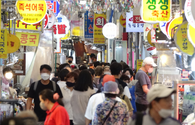 24일 서울 한 재래시장 모습. 한국물가정보에 따르면 올해 전통시장 추석 차례상 품목 구매 비용(4인가족 기준)은 30만1천원으로 지난해보다 2만6천500원(9.7%)이 더 드는 것으로 나타났다. 대형마트는 40만8천420원으로 2만4천600원(6.4%) 늘었다. 연합뉴스