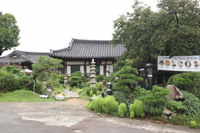 꽃자리에서 가장 유명한 팥빙수(사진 오른쪽)와 아이스홍시(사진 왼쪽). 이화섭 기자.