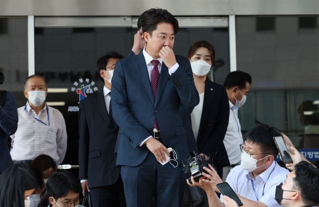 국민의힘 이준석 전 대표가 17일 오후 서울남부지법에서 당 비상대책위원회 효력을 정지해달라며 낸 가처분 신청 사건의 심문을 마친 뒤 취재진의 질문을 받고 있다. 연합뉴스