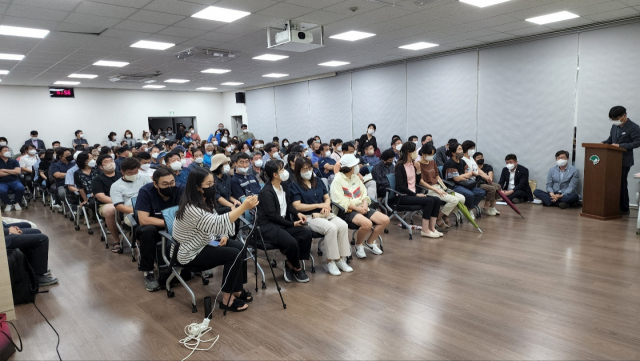 임차인들과 지역 정치인들이 참석한 가운데 주민설명회를 하고 있다. 마경대 기자