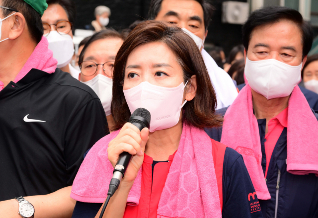 11일 수해 복구 자원봉사를 위해 오전 서울 동작구 사당동을 찾은 국민의힘 나경원 전 의원이 발언하고 있다. 연합뉴스