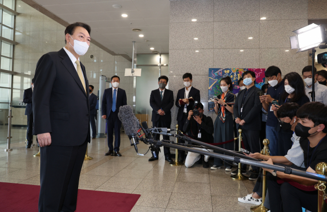 윤석열 대통령이 2일 오전 서울 용산 대통령실 청사로 출근하며 취재진의 질문에 답하고 있다. 연합뉴스